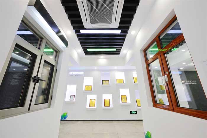 鋁型材定制開(kāi)模中亞鋁型材廠(chǎng)家榮譽(yù)墻